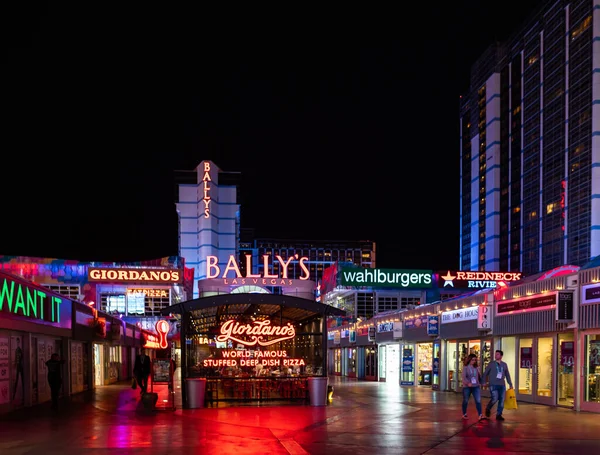 Las Vegas Strip Freemont ışıkları açık ve tüm gece parti