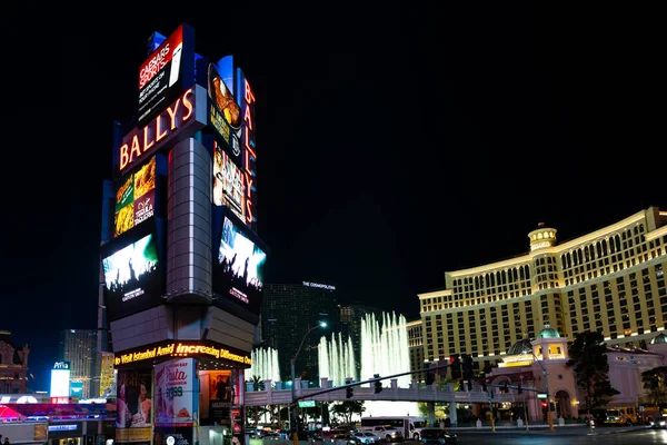 Las Vegas Strip Freemont ışıkları açık ve tüm gece parti