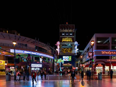 Las Vegas Strip Freemont ışıkları açık ve tüm gece parti