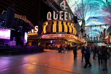 Las Vegas Strip Freemont ışıkları açık ve tüm gece parti