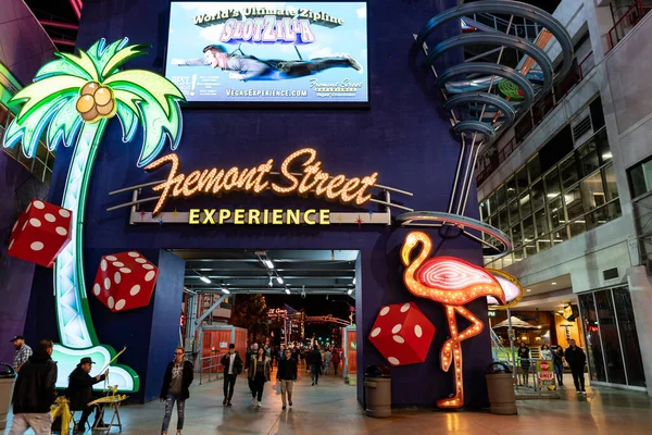 Las Vegas Strip Freemont ışıkları açık ve tüm gece parti