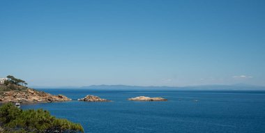Isola del Giglio 'daki suyun sihirli renkleri.