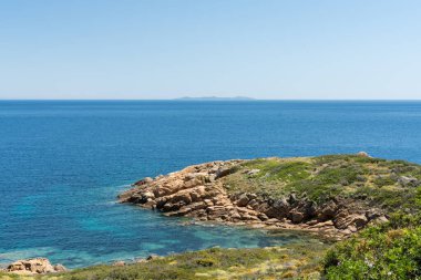 Isola del Giglio 'daki suyun sihirli renkleri.