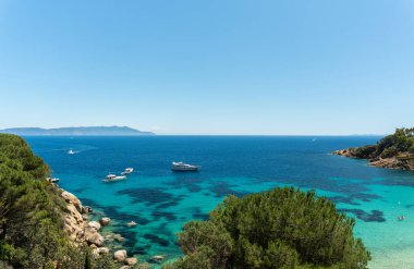 Isola del Giglio 'daki suyun sihirli renkleri.