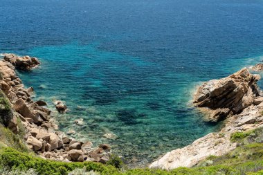 Isola del Giglio 'daki suyun sihirli renkleri.