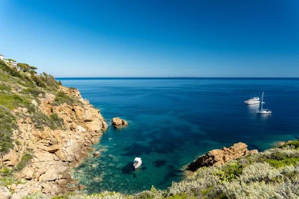 Isola del Giglio 'daki suyun sihirli renkleri.