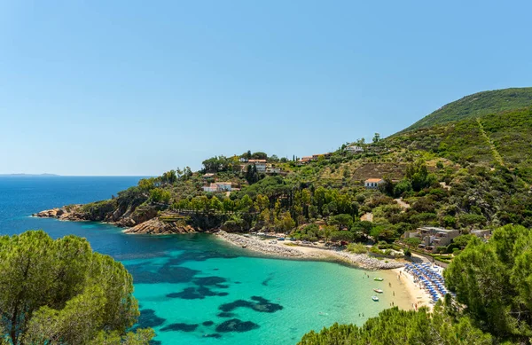 Isola del Giglio 'daki suyun sihirli renkleri.