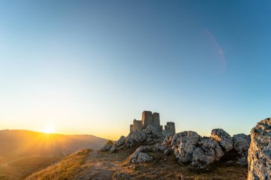 Muhteşem Rocca Calascio kalesi Abruzzo, İtalya 'da gün doğumunda.