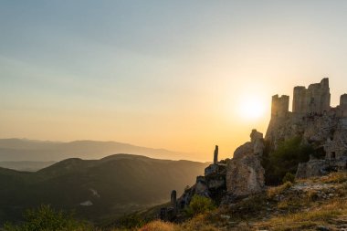Muhteşem Rocca Calascio kalesi Abruzzo, İtalya 'da gün doğumunda.