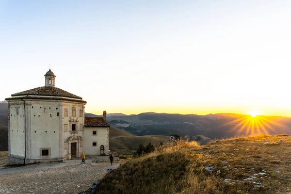 在Calascio Abruzzo的Chiesa Santa Maria Della Piet — 图库照片