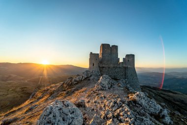 Abruzzo, İtalya 'da gün batımında muhteşem Rocca Calascio kalesi.