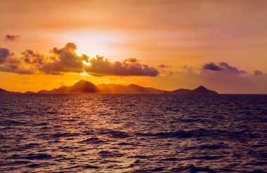 Karayiplerdeki adanın üzerinde gün batımı