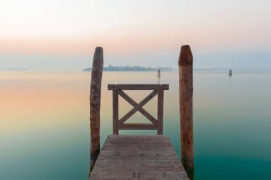 Soğuk kış Venedik gölünün üzerindeki iskelede sakin