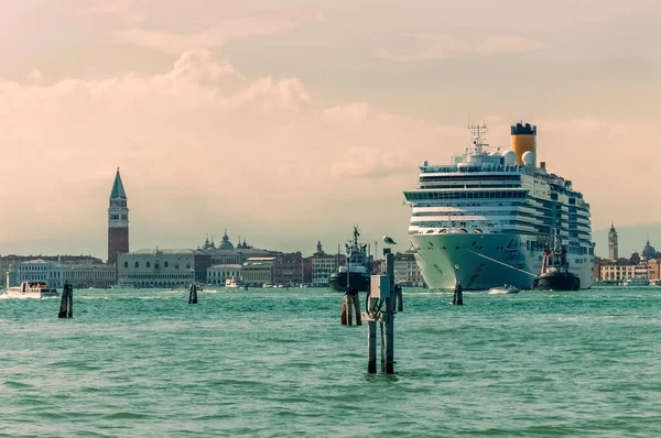 Nagy Sétahajó Velence Városa Előtt — Stock Fotó