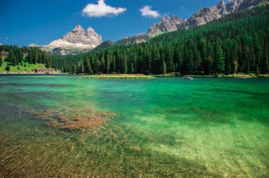 İtalyan Alplerinde yaz mevsiminde Lago di Misurina