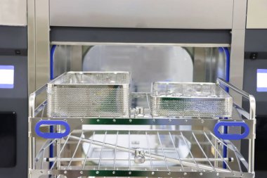 Çamaşır makinesindeki cerrahi tepsi yıkama için ayarlandı. Seçici Odaklanma