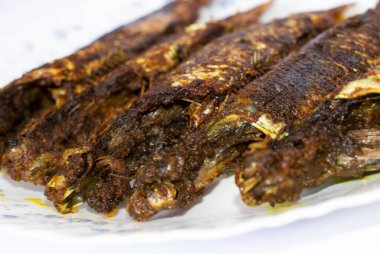 Kerala usulü baharatlı sardalya balığı kızartmasının yakın çekimi. Seçici Odaklanma