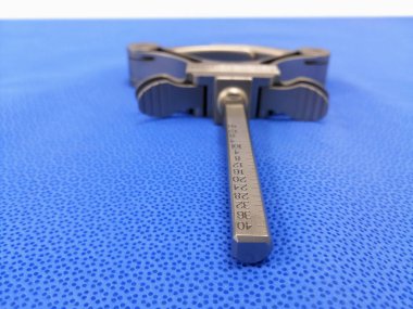 Tamamen diz yenileme ameliyatı için cerrahi açı kıskacının yakın plan görüntüsü. Seçici Odaklanma