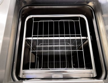 Buharlı Sterilizasyon Makinesi ve Tramvayı 'nın yakın çekimi. Seçici Odaklanma.