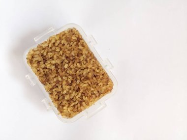 Beyaz Arkaplanda Kerala Palakkadan Matta Rice 'ın yakın plan görüntüsü. Seçici Odaklanma