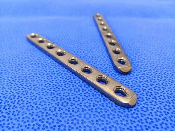 Imagem Close Implante Ortopédico Pequena Placa Fragmento Usando Para Corrigir — Fotografia de Stock