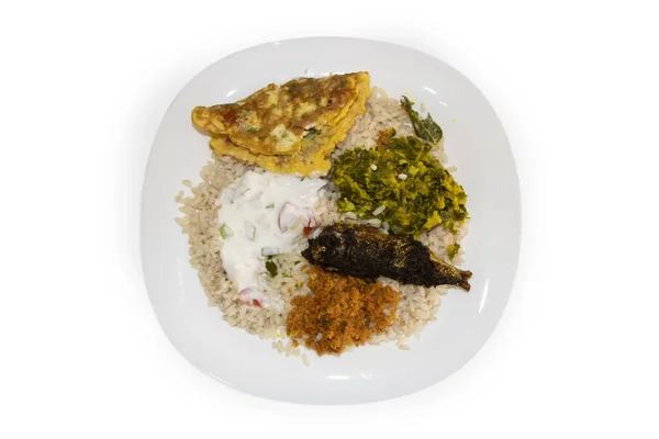 Kerala Tarzı Geleneksel Matta Pirinci Beyaz Arkaplanda Tabaklar — Stok fotoğraf