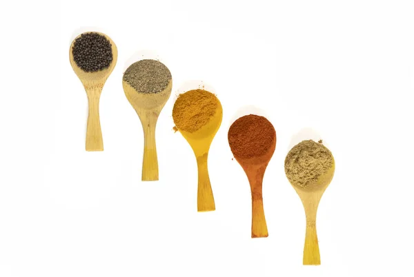 Indian Spicy Masala Powders Wooden Spoon Bílé Pozadí Selektivní Zaměření — Stock fotografie