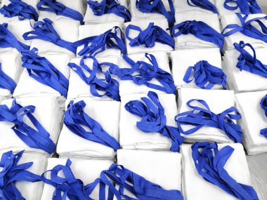 Mavi iplikli tıbbi cerrahi röntgen tespit edilebilir süngerin yakın plan görüntüsü