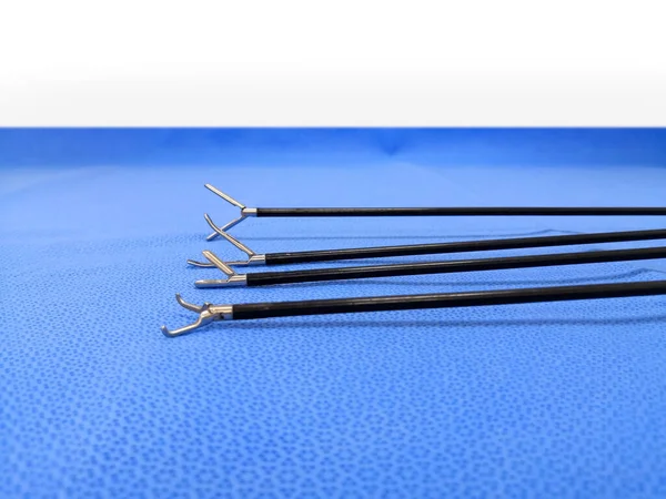 Laparoskopowy Końcówka Instrumentu Chirurgicznego Niebieskim Tle Wybiórcza Koncentracja Chwytaniu Szczypiec — Zdjęcie stockowe