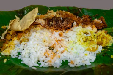 Geleneksel Hint Muz Yaprak Yemekleri 'nin yakın plan görüntüsü: Pirinç, Köri ve Papadum.