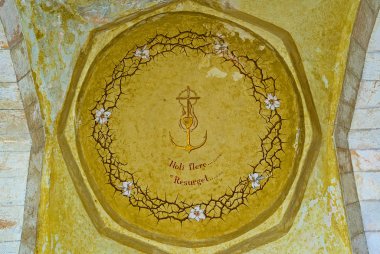The cupola with crown of thorns