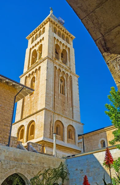 Высокая колокольня лютеранского Кирхе — стоковое фото
