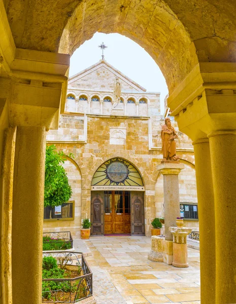 Der Eingang zur Kirche — Stockfoto