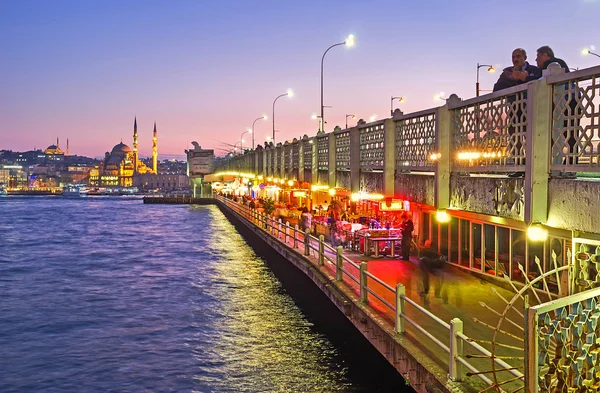 Das Abendleben auf der Galatabrücke — Stockfoto