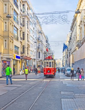 Caddenin tramvay hattı ile
