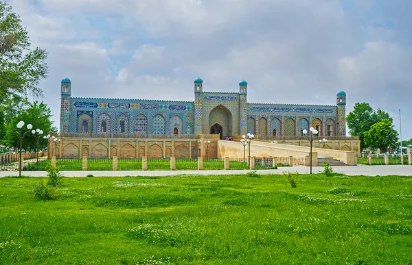 Het paleis in Mukimi-stadspark — Stockfoto