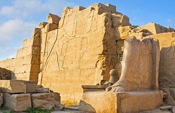 De reliëfs van op de zevende Pylon van de Karnak-tempel — Stockfoto