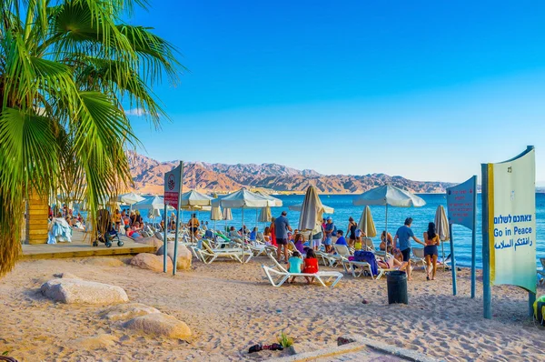 The crowded beach — Stock Photo, Image