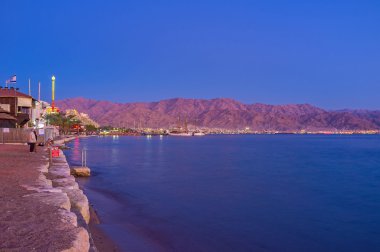 Eilat'ta gün batımından sonra
