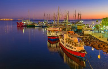 Eilat limanında alacakaranlık