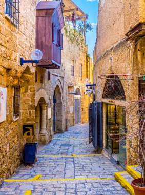 Ortaçağ dolambaçlı Jaffa sokakta