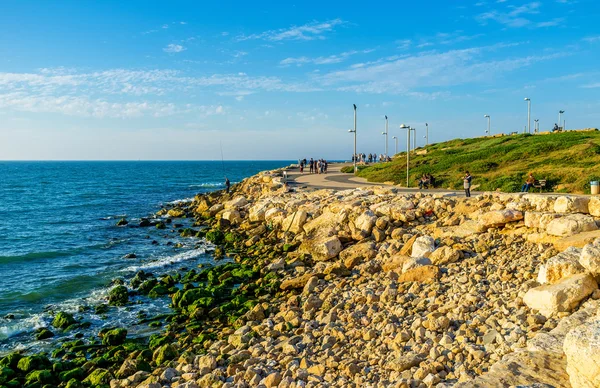 Den klippiga stranden i Tel Aviv — Stockfoto