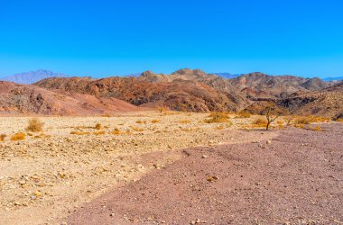 Kayaların arasındaki yürüyüş