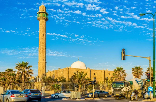 Modern şehir içinde eski cami