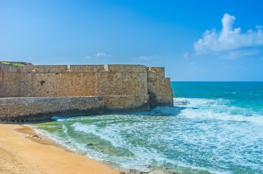 Kalenin eteklerindeki plaj