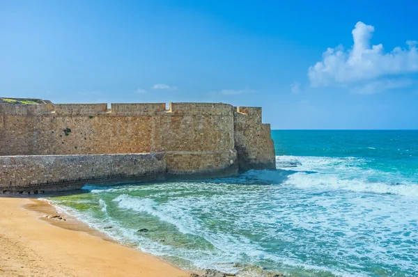 Stranden vid foten av fästningen — Stockfoto