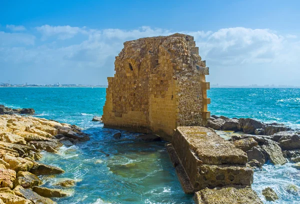 De middeleeuwse muur in de zee — Stockfoto