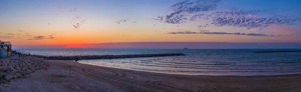 Panorama van de sunset beach — Stockfoto