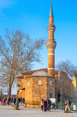 Camiye gidiyor