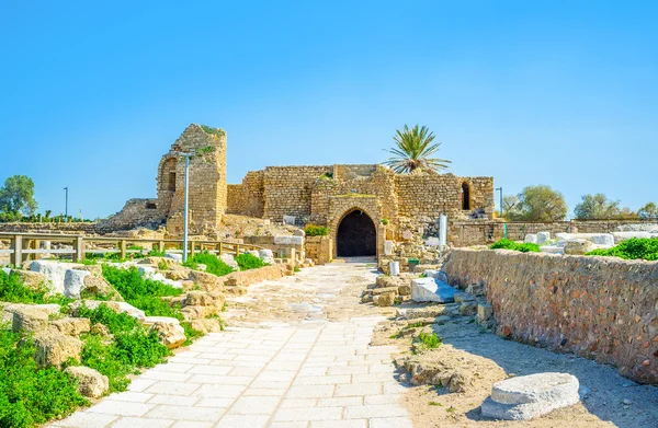 Caesarea Haçlı kapıda